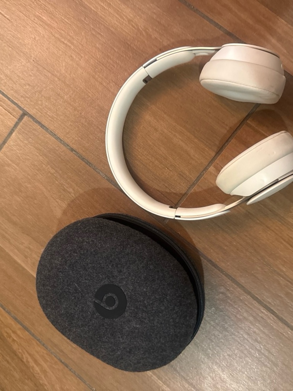 Beats Solo3 Wireless Headphones in White with Carry Case